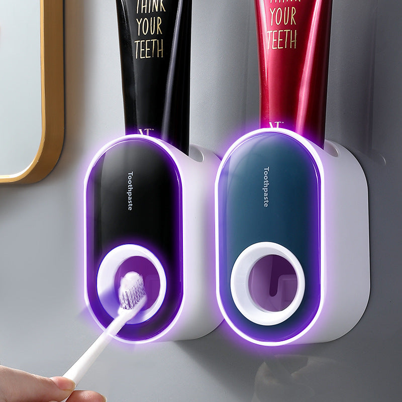 Mirror free punching automatic toothpaste squeezing device